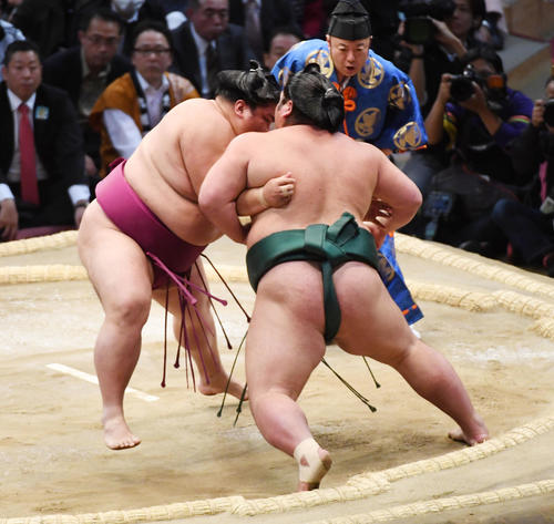 大相撲九州場所3日目 錦木を寄り切りで破る御嶽海(撮影・今浪浩三)