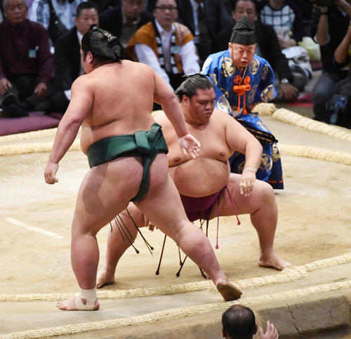 大相撲九州場所3日目 錦木をよりきりで破る御嶽海(撮影・今浪浩三)