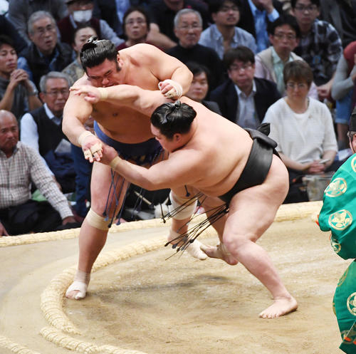 大相撲九州場所3日目 栃煌山にすくい投げで敗れる豪栄道(右)