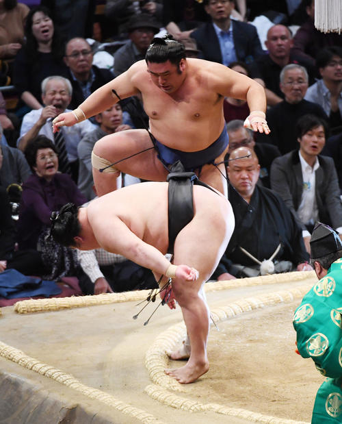 大相撲九州場所3日目 栃煌山にすくい投げで敗れる豪栄道(手前)(撮影・今浪浩三)