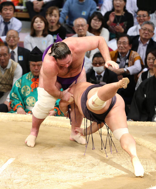 大相撲九州場所 栃ノ心が妙義龍をはたき込みで下す(撮影・菊川光一)