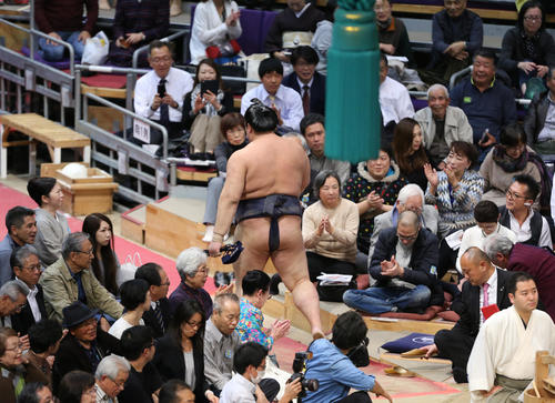 大相撲九州場所 3連敗で花道を引きあげる横綱稀勢の里(撮影・菊川光一)
