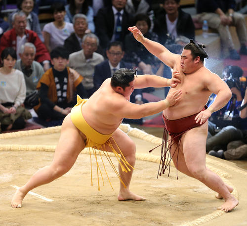 隆の勝を押し出しで下す遠藤(撮影・菊川光一)