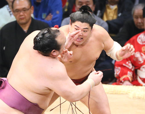 宝富士(手前)に押し出しで勝利する阿炎(撮影・栗木一考)