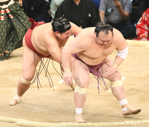 宝富士(右)に押し出しで勝利する阿炎(撮影・栗木一考)