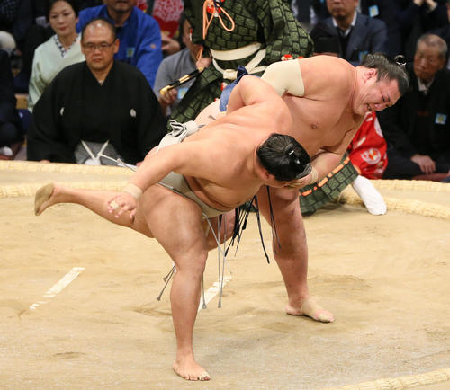貴ノ岩(手前)に下手投げで勝利する勢(撮影・栗木一考)