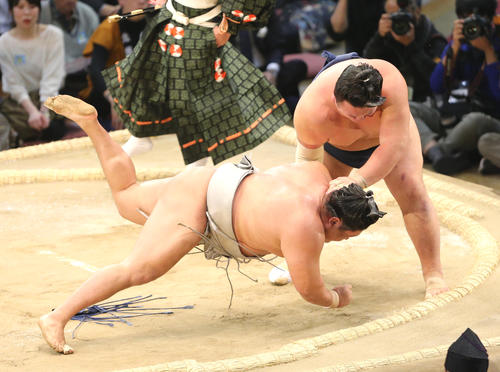 貴ノ岩を下手投げで下す勢(撮影・菊川光一)