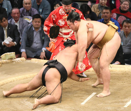 松鳳山(左)に引き落としで勝利する輝(撮影・栗木一考)