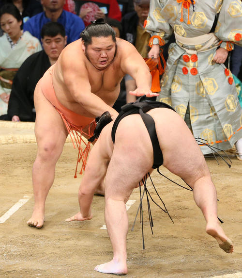 竜電(右)に引き落としで勝利する千代大龍(撮影・栗木一考)
