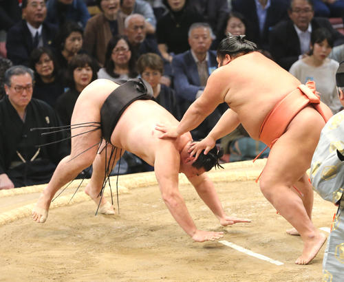 千代大龍(右)は引き落としで竜電を下す(撮影・菊川光一)