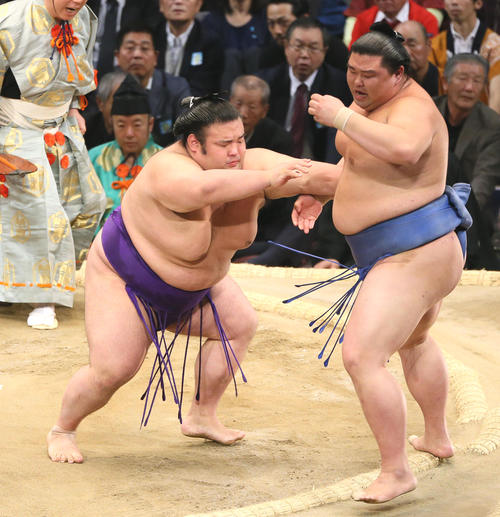 正代(右)に押し出しで勝利する貴景勝(撮影・栗木一考)