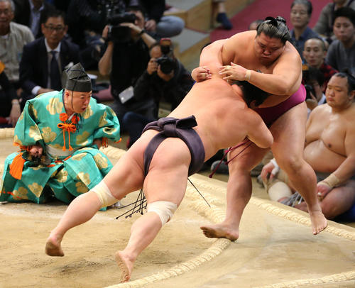 御嶽海を寄りきりで下す妙義龍(左)(撮影・菊川光一)