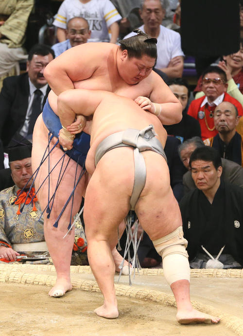 逸ノ城(左奥)に寄り切りで勝利する北勝富士(撮影・栗木一考)