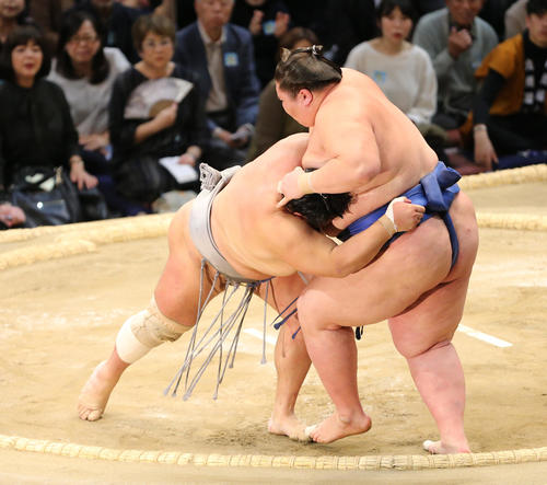 北勝富士(左)は寄りきりで逸ノ城を下す(撮影・菊川光一)