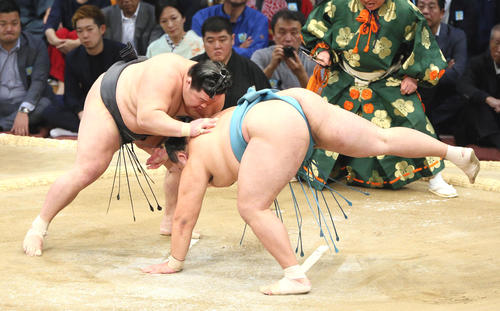玉鷲(右)をはたき込みで下す豪栄道(撮影・栗木一考)