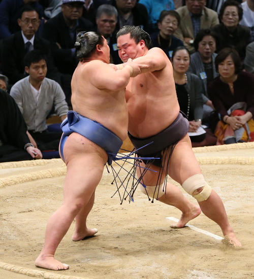 正代（左）を寄り切りで下す妙義龍（撮影・栗木一考）