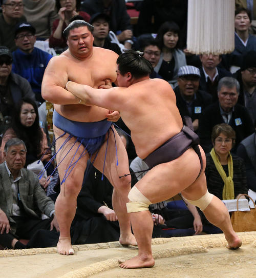 正代（左）を寄り切りで下す妙義龍（撮影・栗木一考）