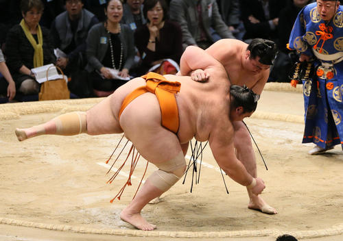 魁聖（左）をすくい投げで下す竜電（撮影・栗木一考）