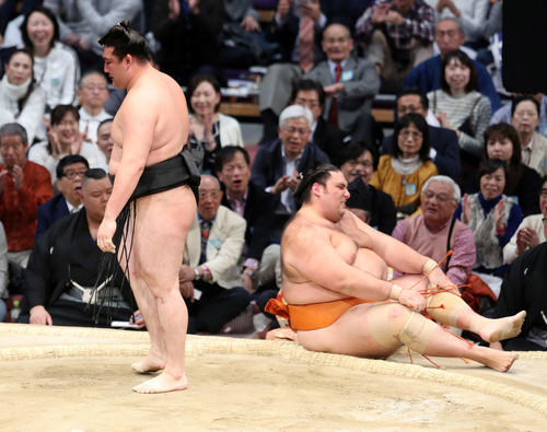 魁聖（右）をすくい投げで破った竜電（撮影・鈴木正人）