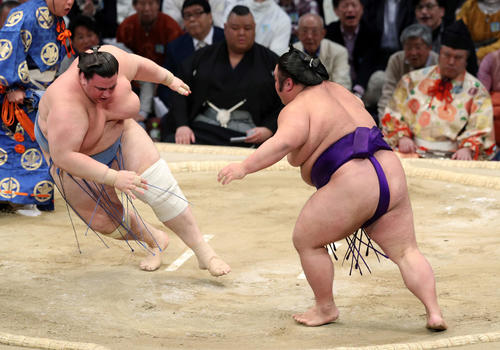 碧山（左）を押し倒しで破る貴景勝（撮影・鈴木正人）