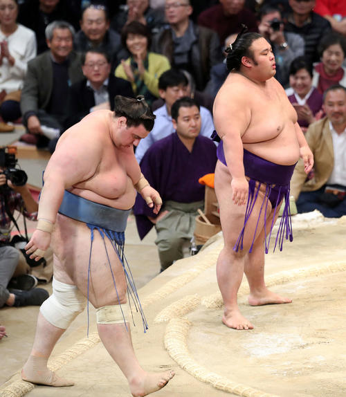 碧山（左）を押し倒しで破った貴景勝（撮影・鈴木正人）