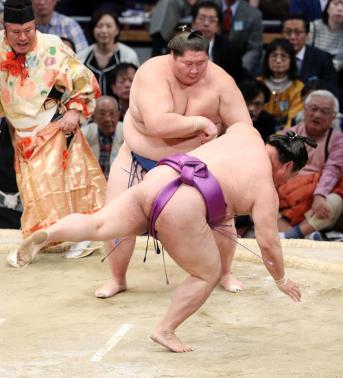 嘉風（手前）を小手投げで破る逸ノ城（撮影・鈴木正人）
