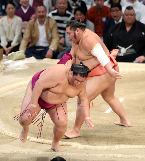 御嶽海（左）をはたき込みで破る千代大龍（撮影・鈴木正人）