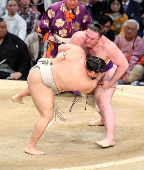 貴ノ岩（左）を腰砕けで下した栃ノ心（撮影・鈴木正人）