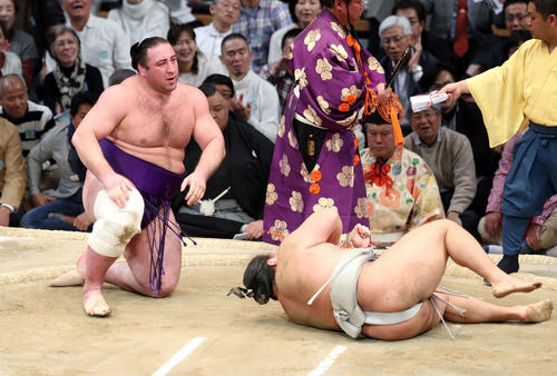 貴ノ岩（右）の腰砕けで白星となる栃ノ心（撮影・鈴木正人）