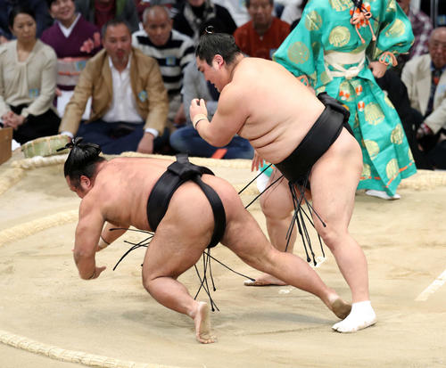 松鳳山（左）をすくい投げで破る隠岐の海（撮影・鈴木正人）