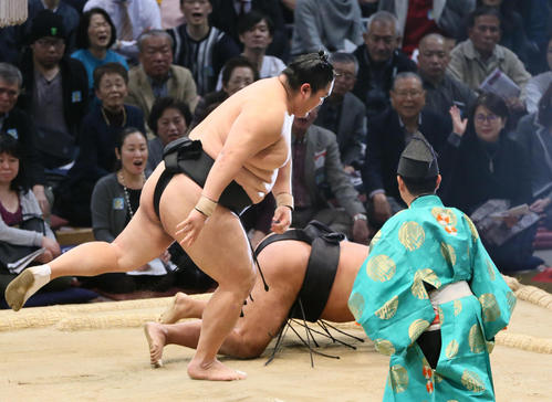 松鳳山（左）をすくい投げで下す隠岐の海（撮影・栗木一考）