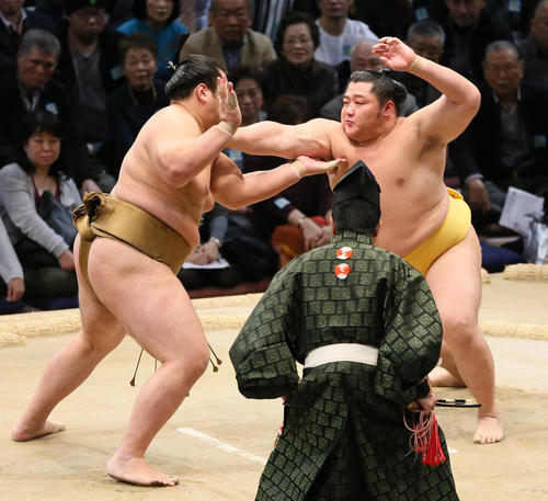 輝（左）を押し出しで下す遠藤（撮影・栗木一考）