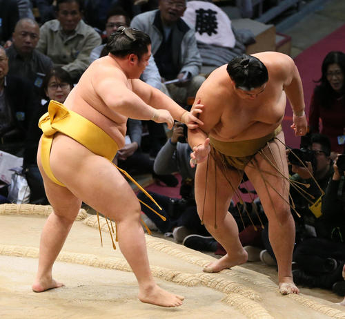 輝（右）を押し出しで下す遠藤（撮影・栗木一考）