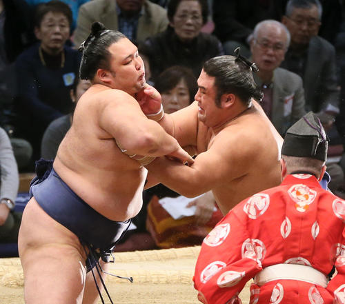 朝乃山（左）を押し倒しで下す栃煌山（撮影・栗木一考）
