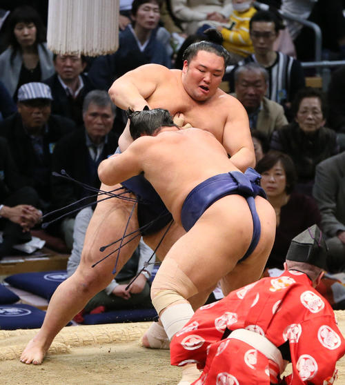 朝乃山（奥）を押し倒しで下す栃煌山（撮影・栗木一考）