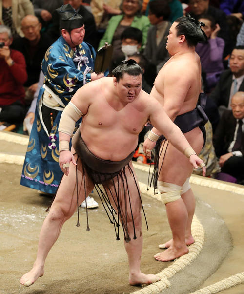 妙義龍(右)をはたき込みで破った白鵬(撮影・鈴木正人)