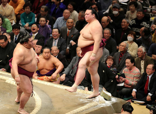 御嶽海(左)に押し出しで敗れ悔しそうな表情を見せる稀勢の里(撮影・鈴木正人)
