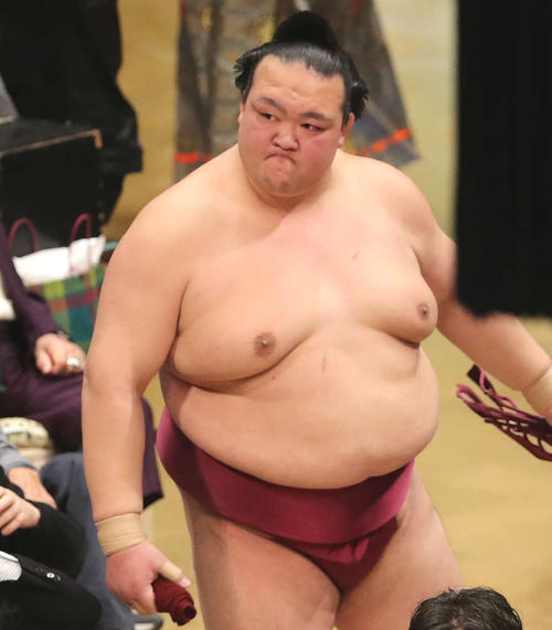 御嶽海に押し出しで敗れ悔しそうな表情を見せる稀勢の里(撮影・鈴木正人)