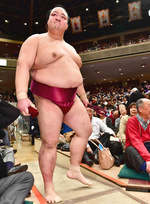 御嶽海に押し出され鬼門の初日に1敗を喫した稀勢の里は悔しそうな表情で花道を引き揚げる(撮影・小沢裕)