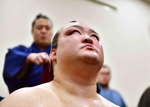 初日から1敗を喫し支度部屋で天を仰ぐ稀勢の里(撮影・小沢裕)