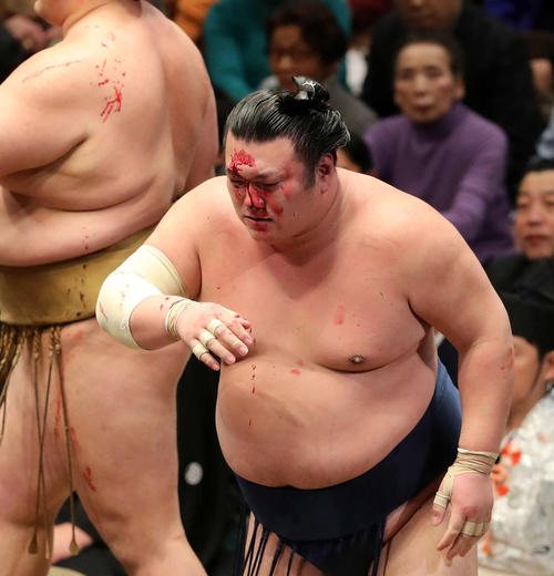 輝(左)を押し倒しで破った勢(撮影・鈴木正人)