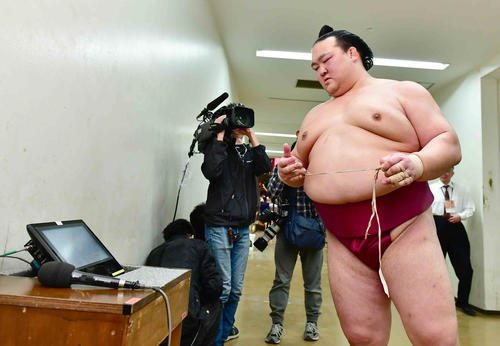 初日から1敗を喫した稀勢の里は花道のテレビに足を止めて取組のVTRを振り返る(撮影・小沢裕)