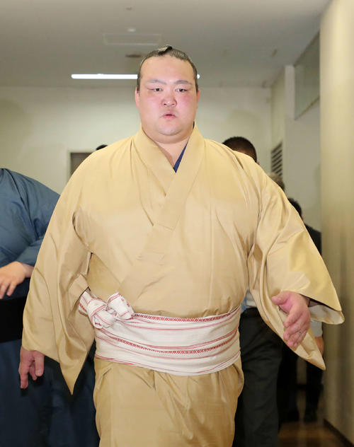 国技館を引き揚げる稀勢の里(撮影・鈴木正人)