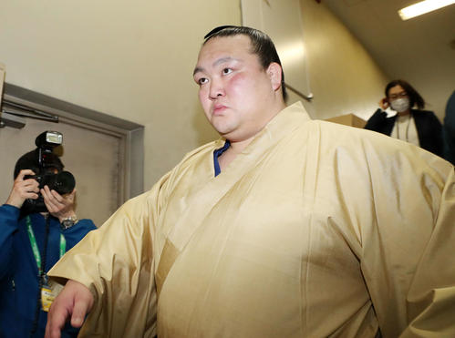 国技館を引き揚げる稀勢の里(撮影・鈴木正人)
