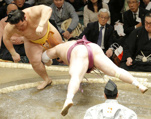 宝富士(右)を突き落としで下す遠藤(撮影・河田真司)