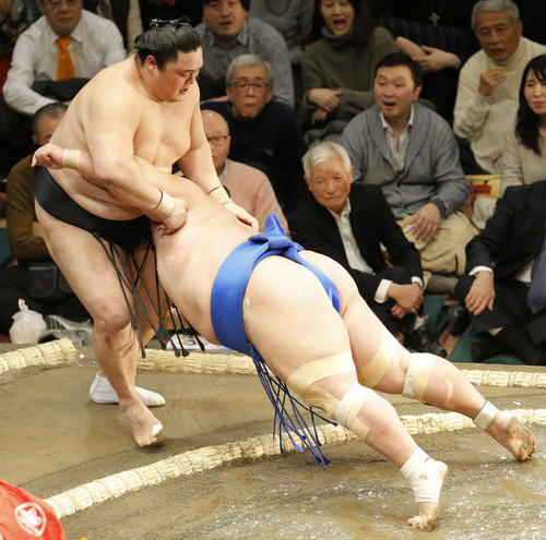 隠岐の海(左)を寄り切りで下す琴奨菊(撮影・河田真司)