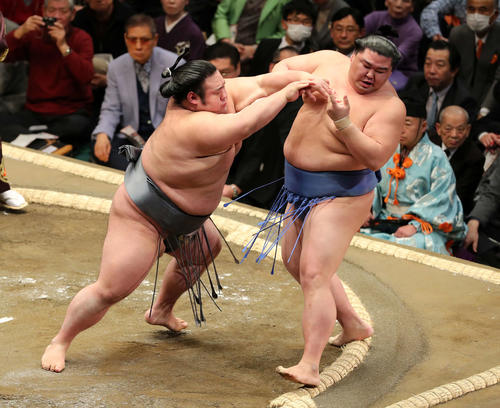 正代(右)を突き出しで破る貴景勝(撮影・鈴木正人)