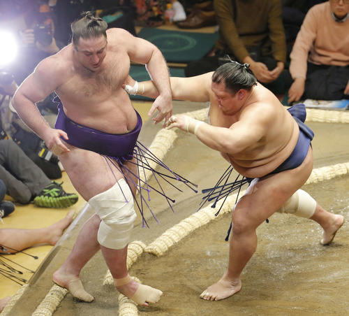 栃ノ心(左)を押し出しで下す北勝富士(撮影・河田真司)