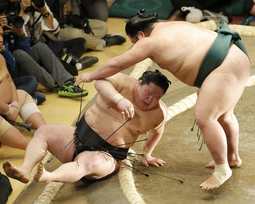 豪栄道(左)を上手投げで下す錦木(撮影・河田真司)