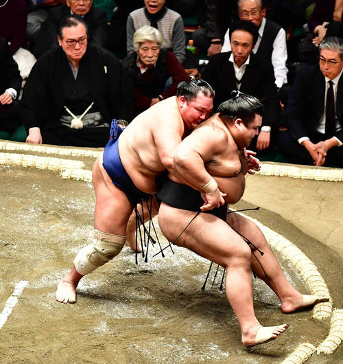 北勝富士(左)は高安を送り倒しで破る(撮影・小沢裕)